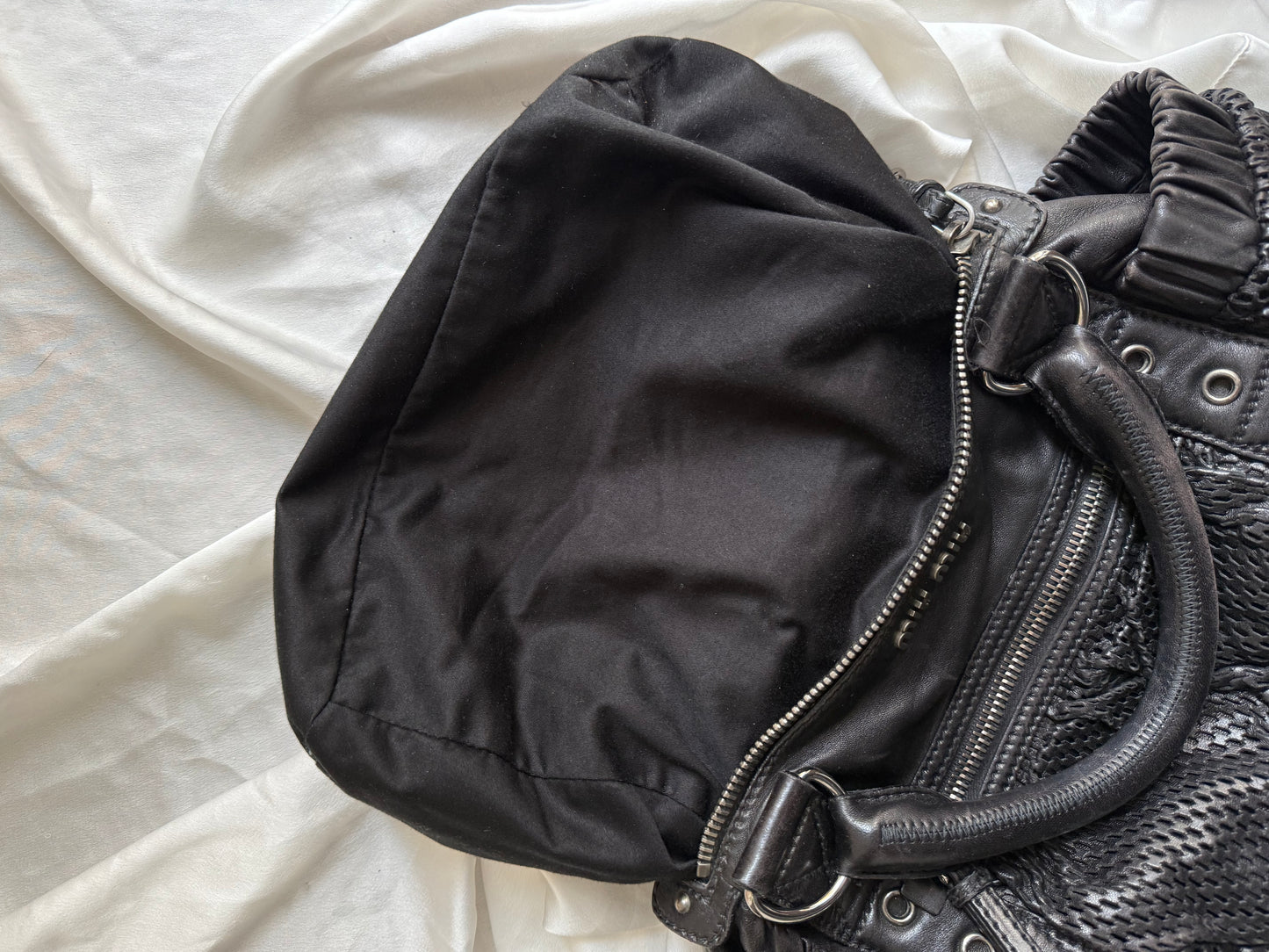 Miu Miu pelle perforata nera