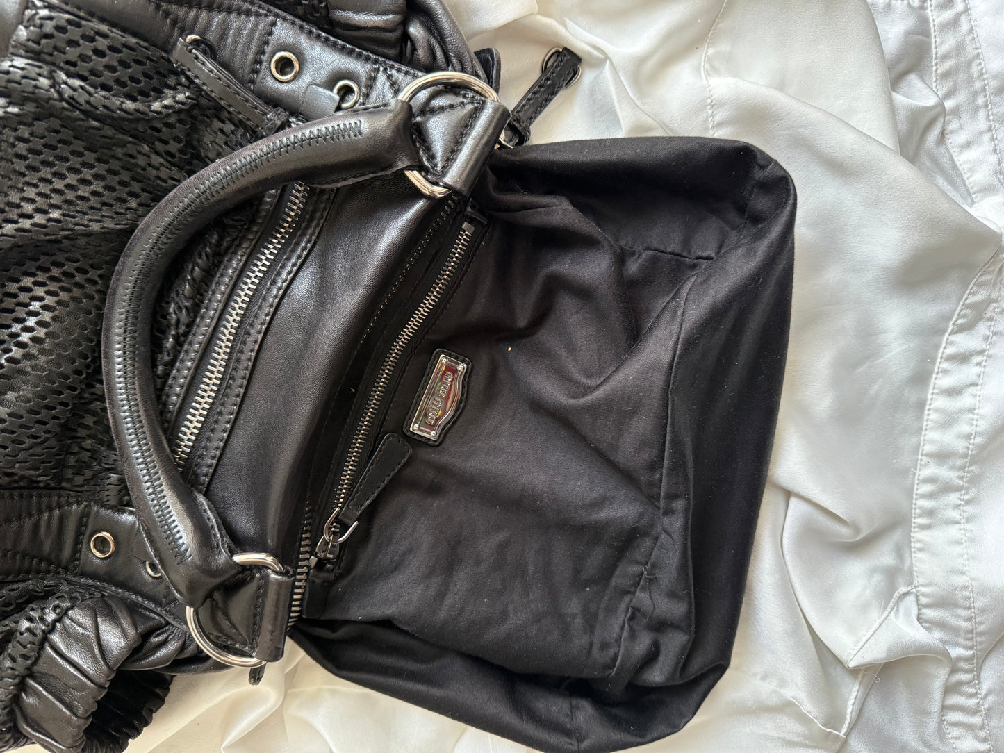 Miu Miu pelle perforata nera