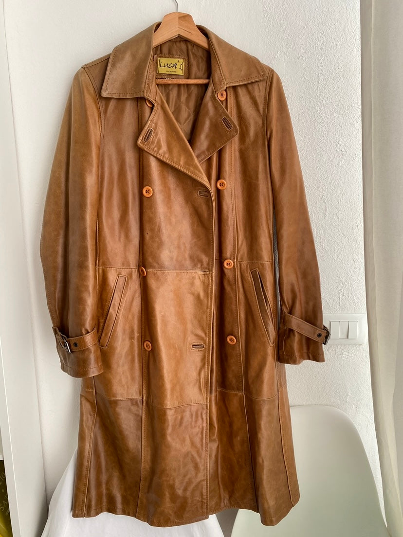 Tailored trench coat in genuine leather