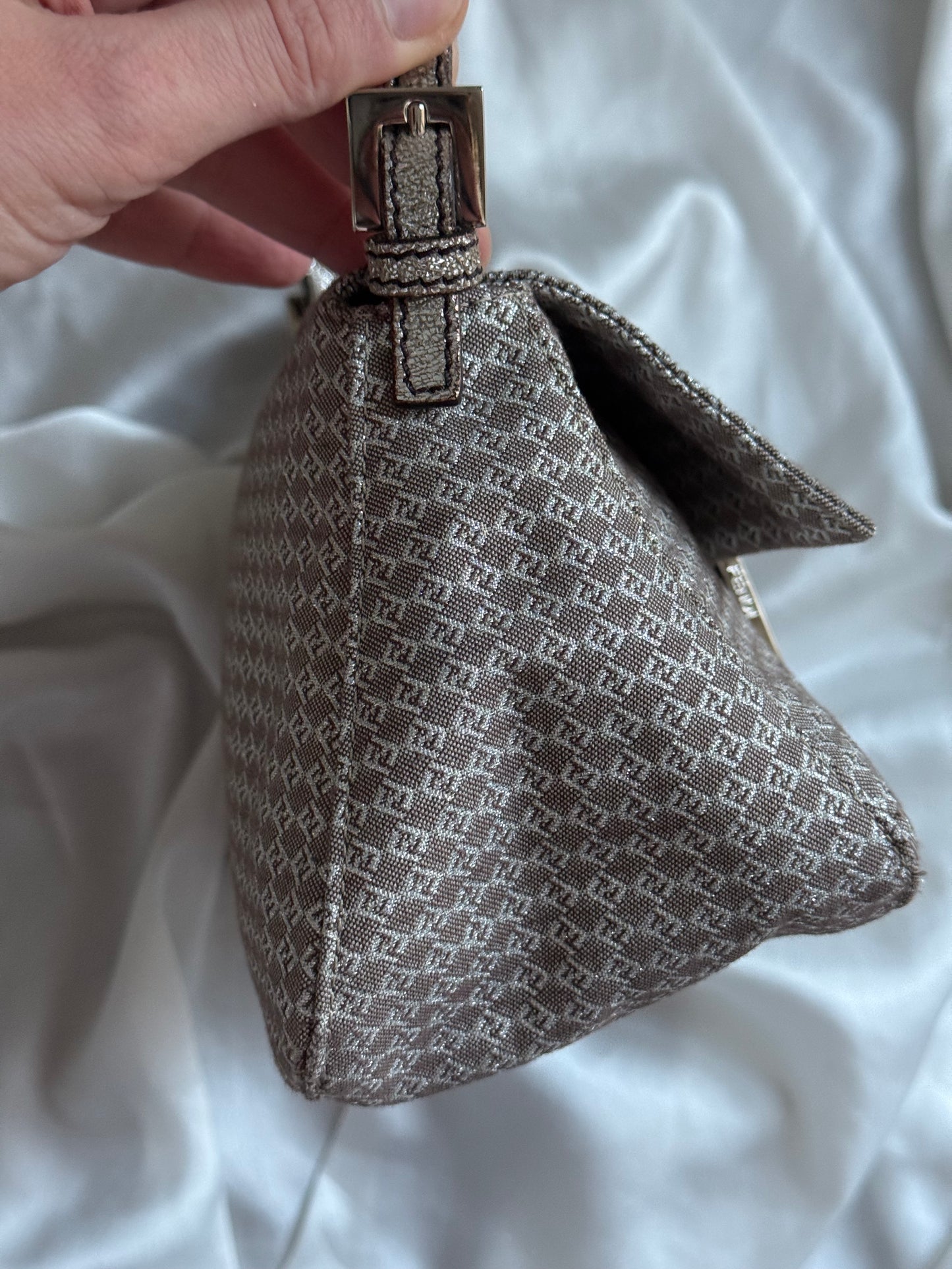 Fendi mini mamma baguette monogram argento