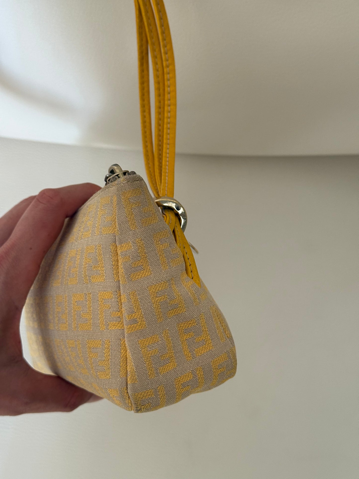 Fendi pochette gold charm triplo manico giallo e beige