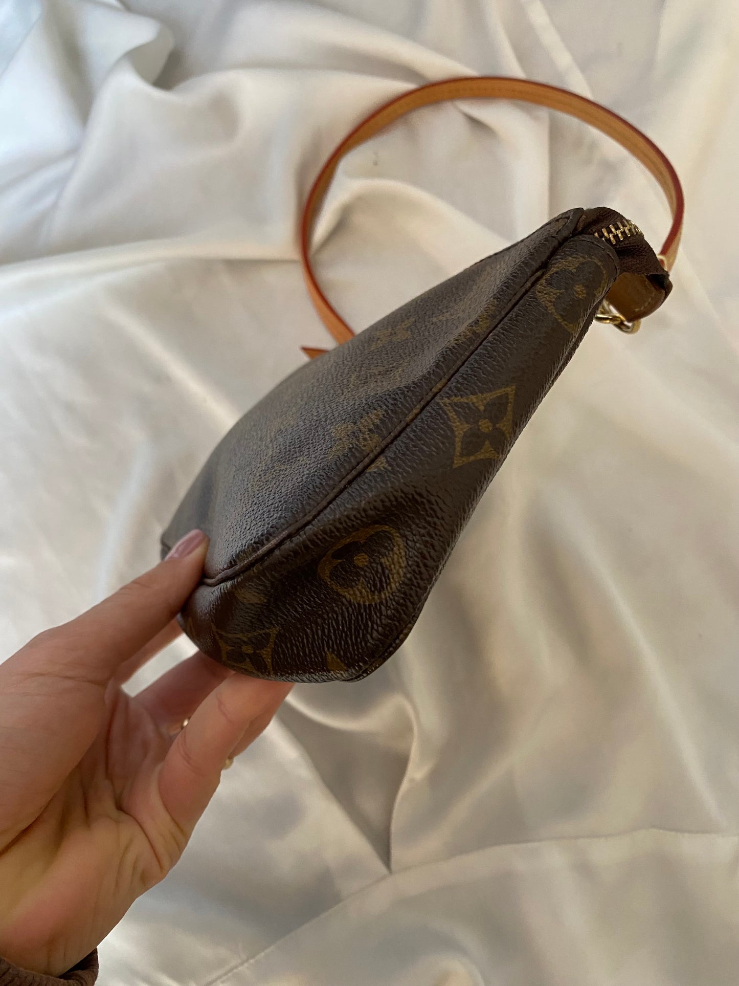 Louis Vuitton pochette accessoire classic monogram