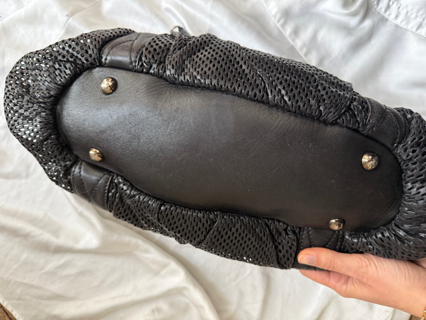 Miu Miu pelle perforata nera