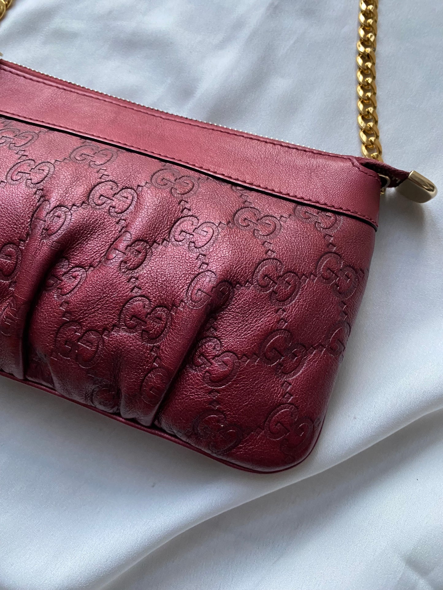 Gucci clutch bag in burgundy with ruby ​​reflections
