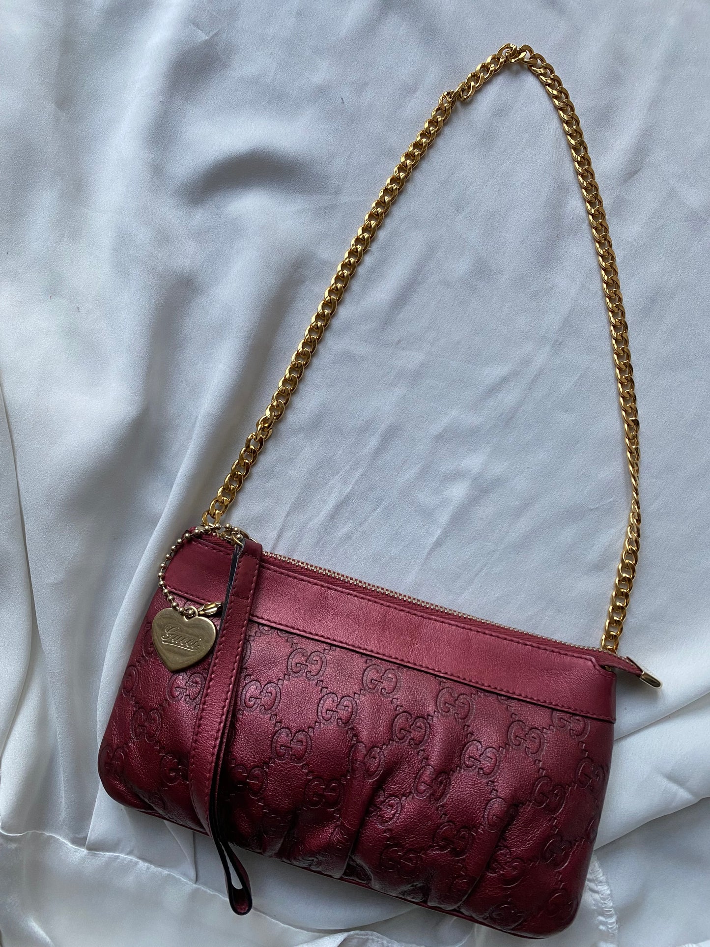 Gucci clutch bag in burgundy with ruby ​​reflections