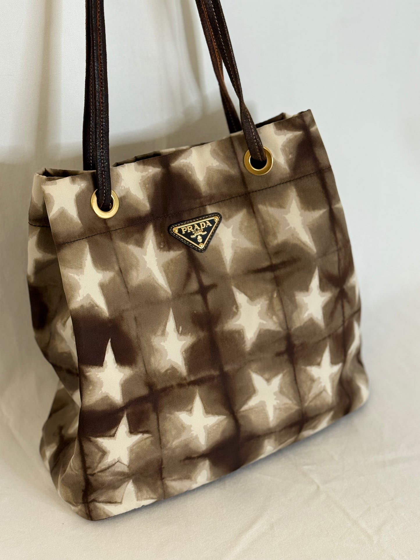 Prada shopping tote stars