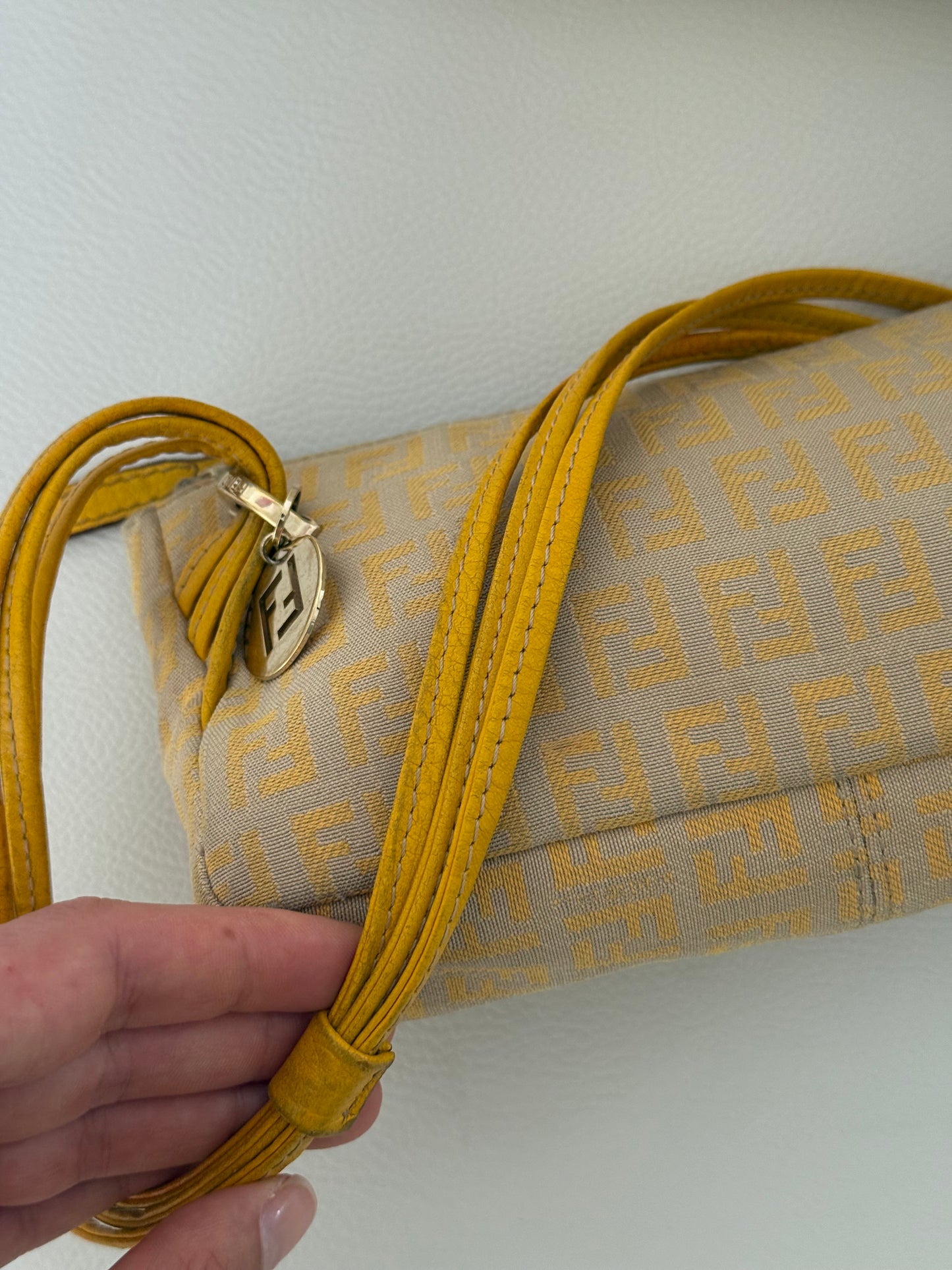 Fendi pochette gold charm triplo manico giallo e beige