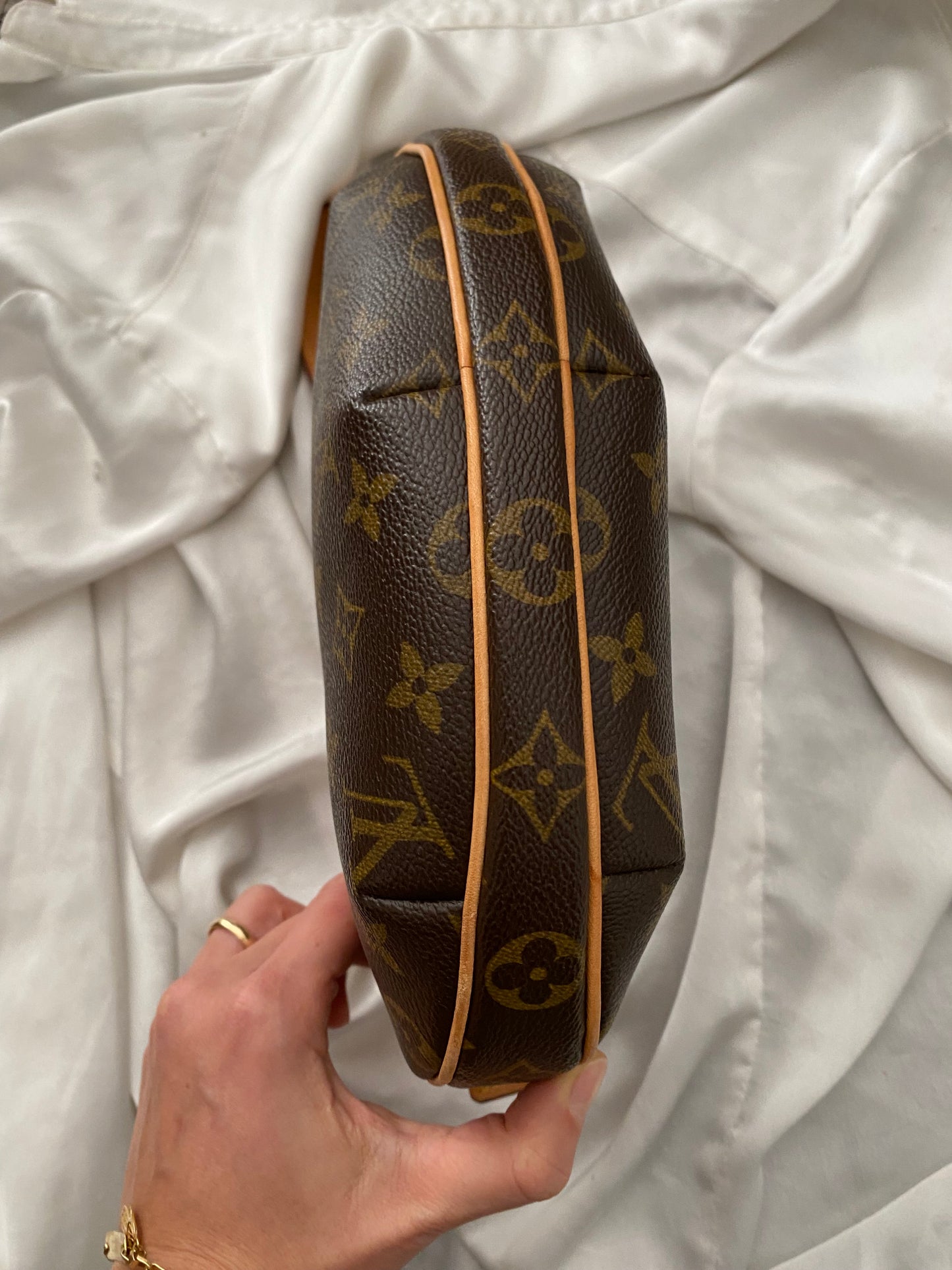 Louis Vuitton croissant pm