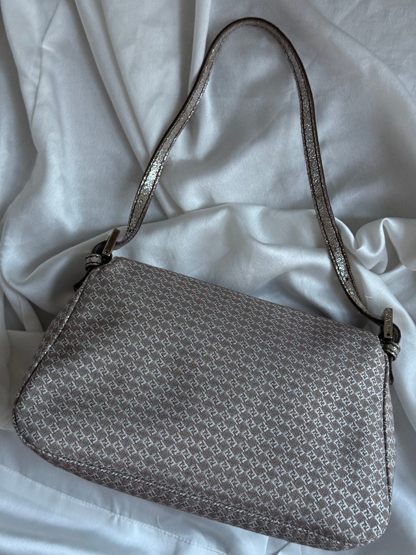 Fendi mini mamma baguette monogram argento