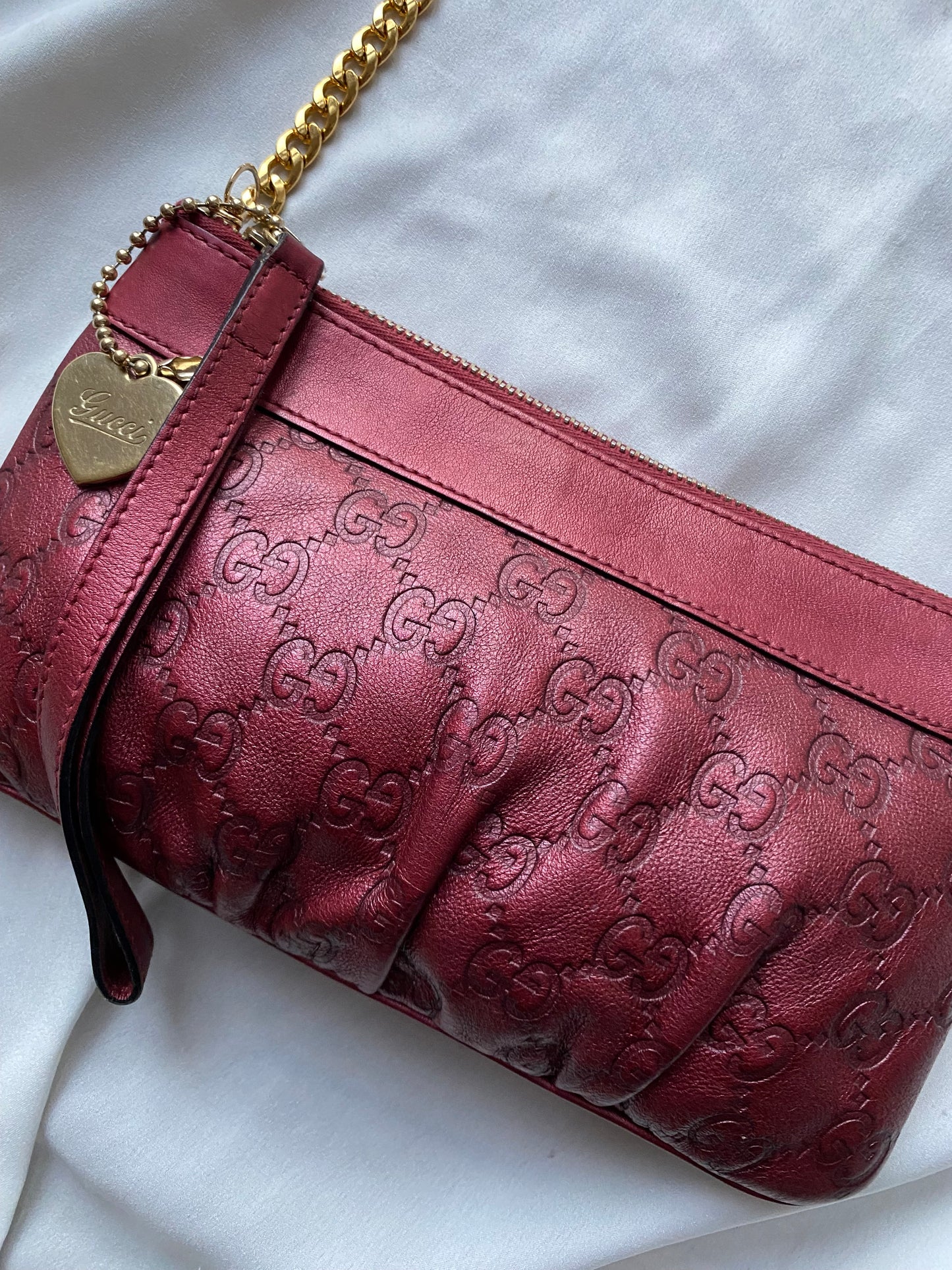 Gucci clutch bag in burgundy with ruby ​​reflections