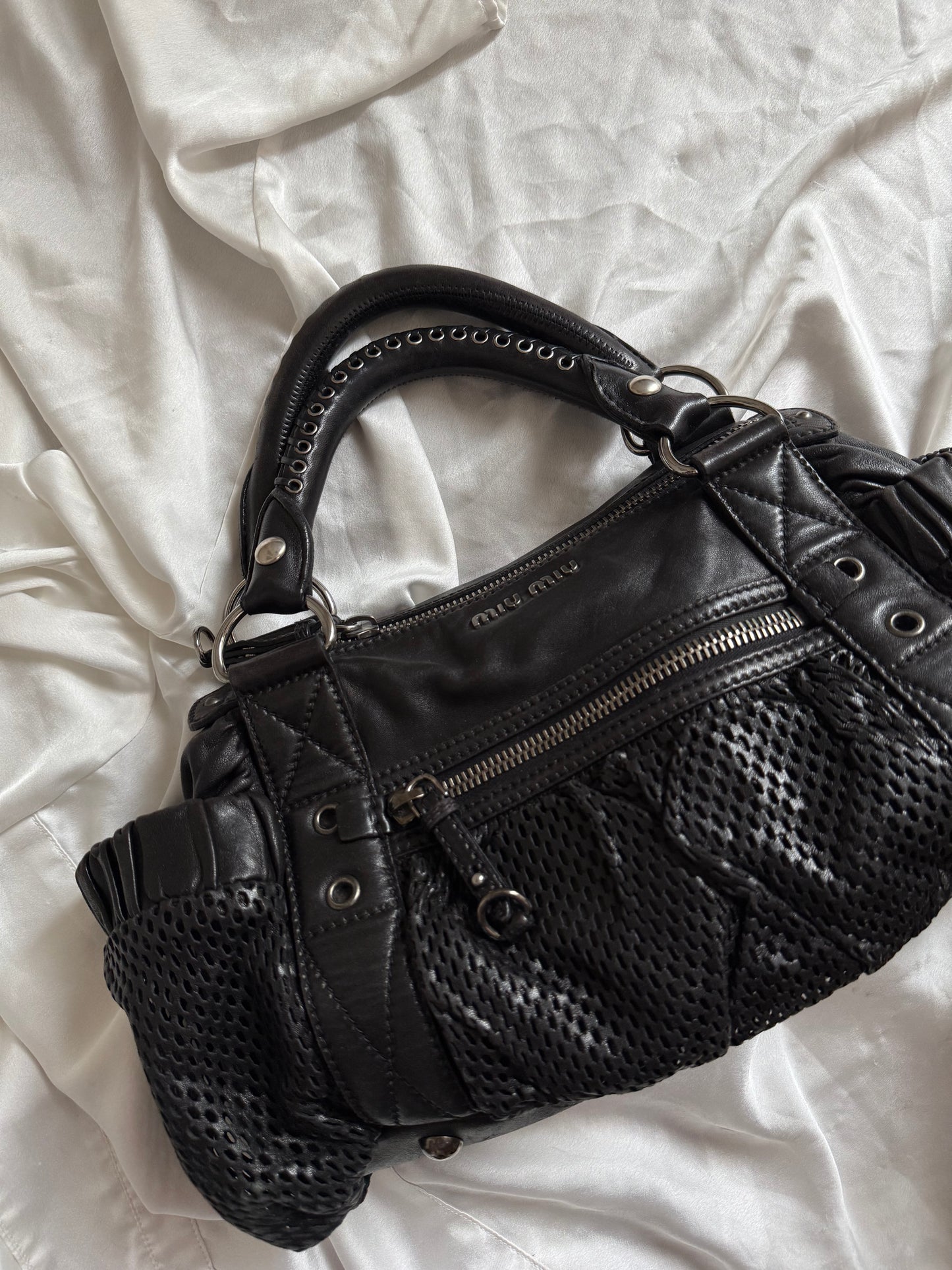 Miu Miu pelle perforata nera