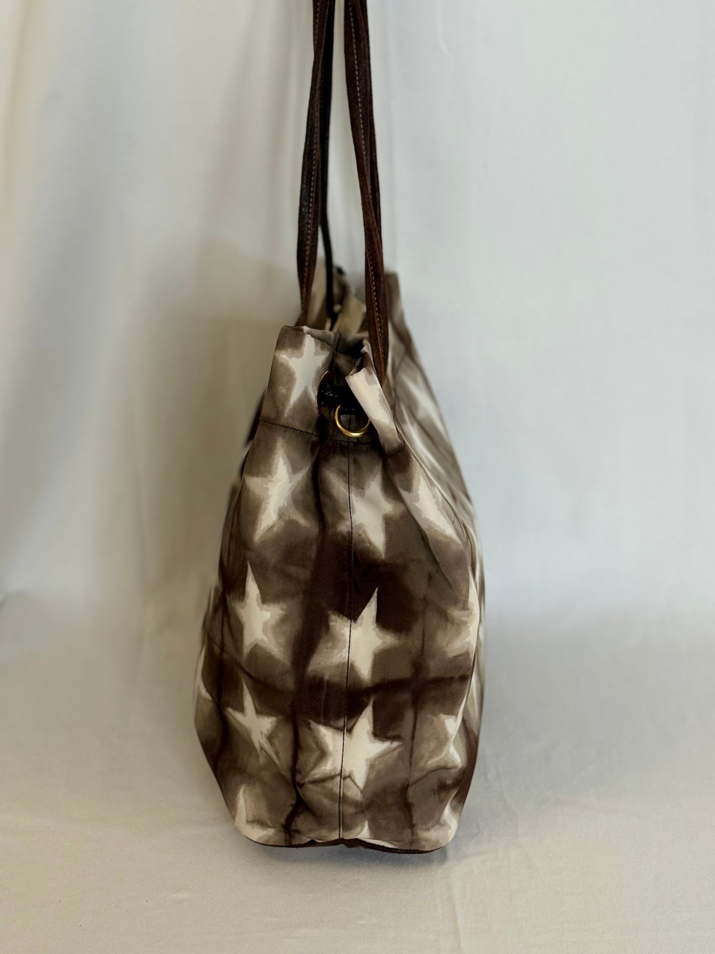 Prada shopping tote stars