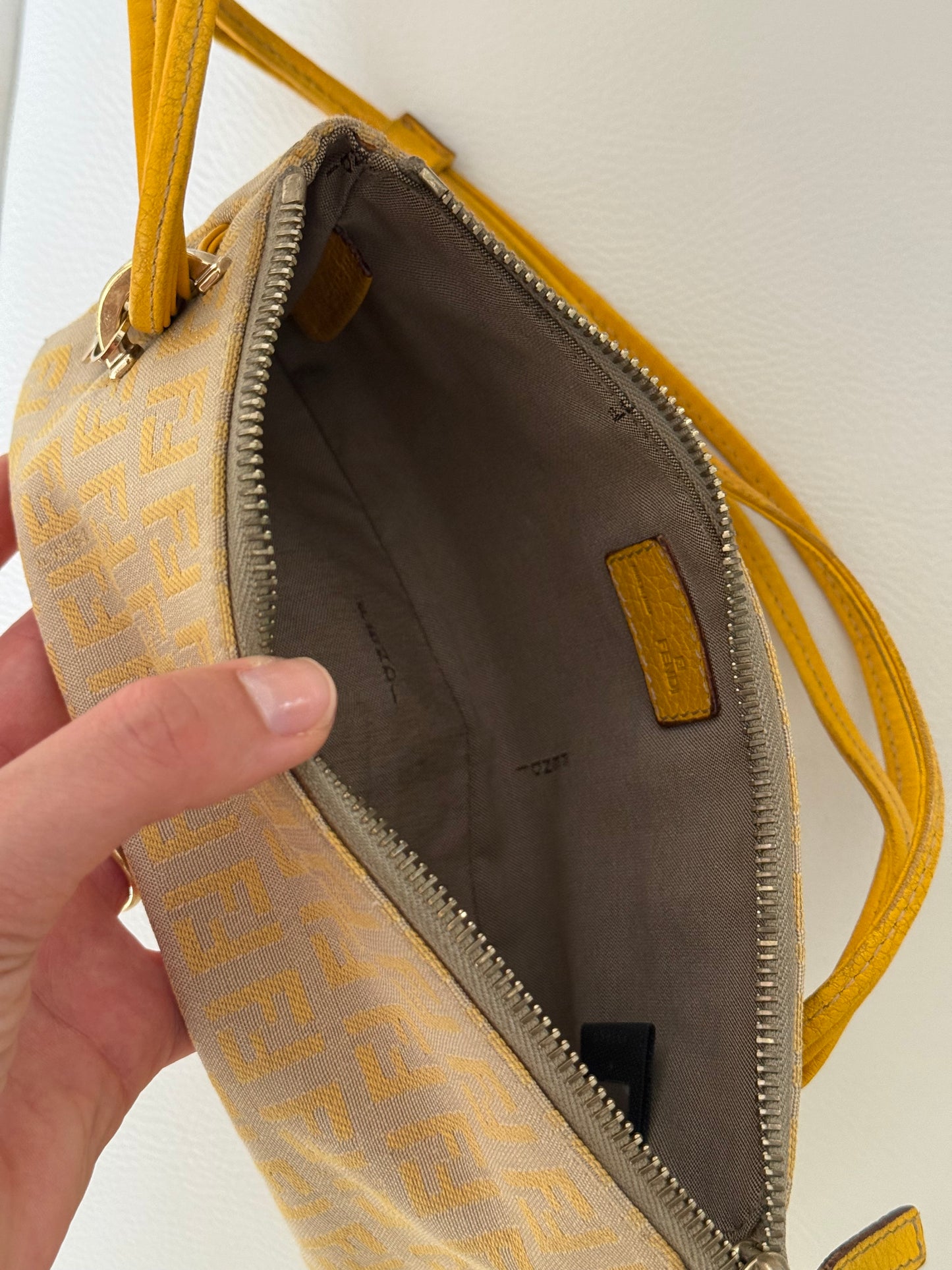 Fendi pochette gold charm triplo manico giallo e beige
