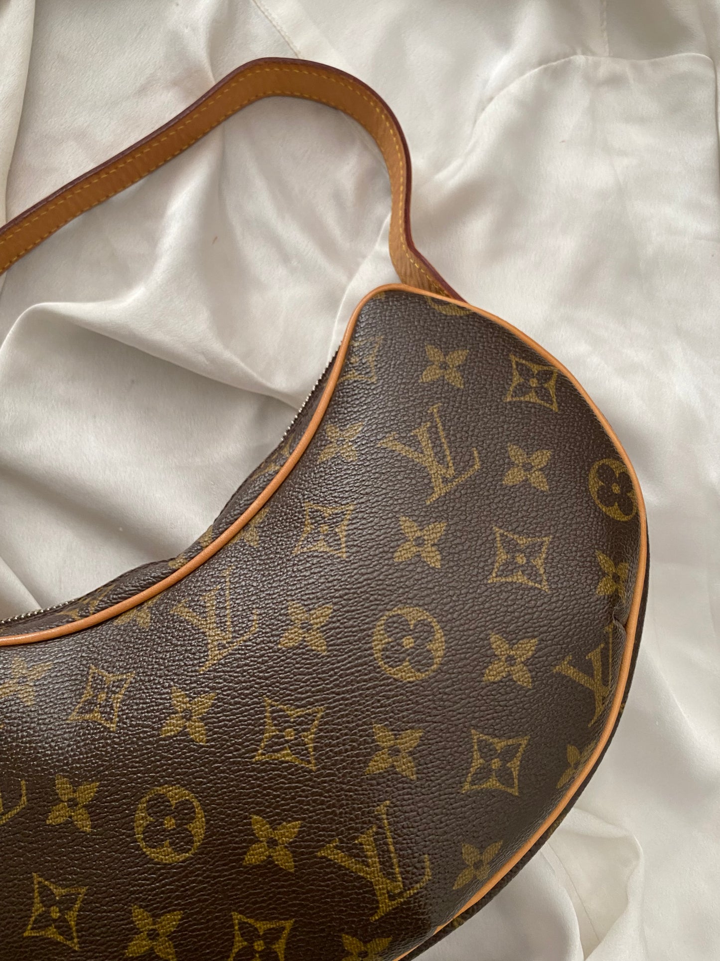 Louis Vuitton croissant pm