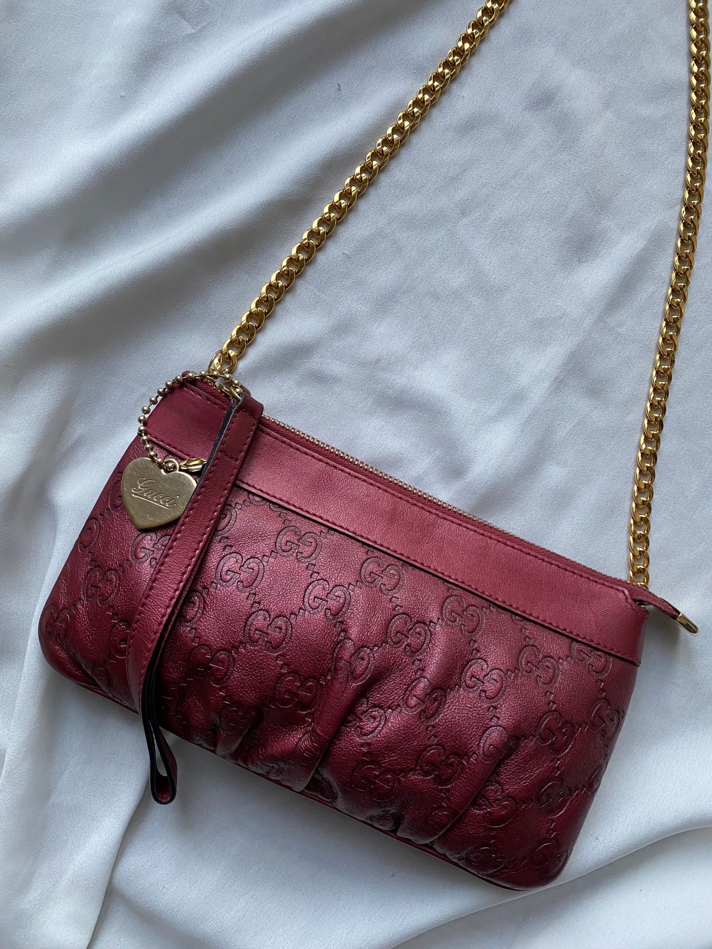 Gucci clutch bag in burgundy with ruby ​​reflections