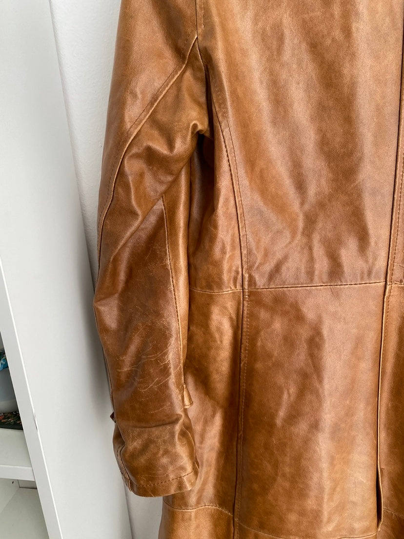 Tailored trench coat in genuine leather