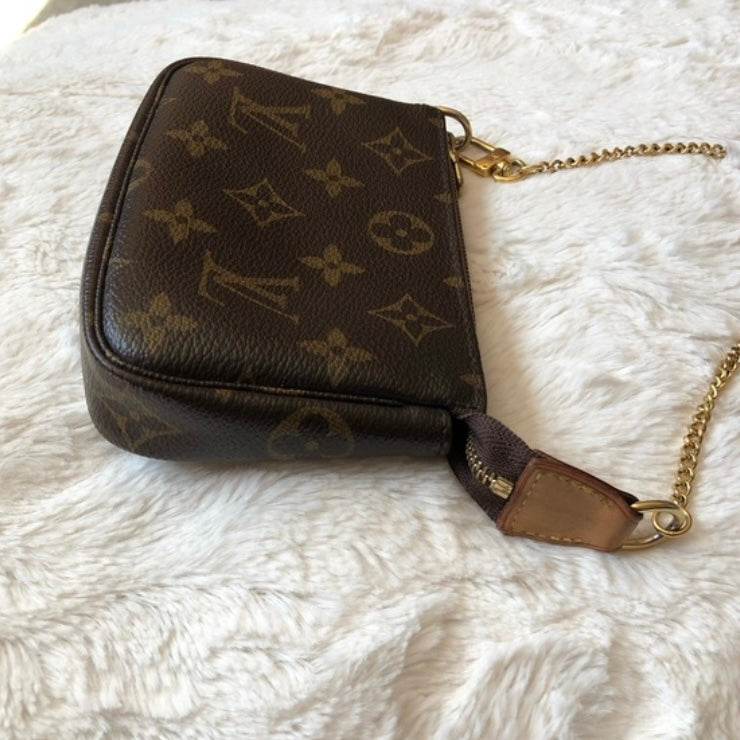 Louis Vuitton mini pochette accessoire monogram excellent condition