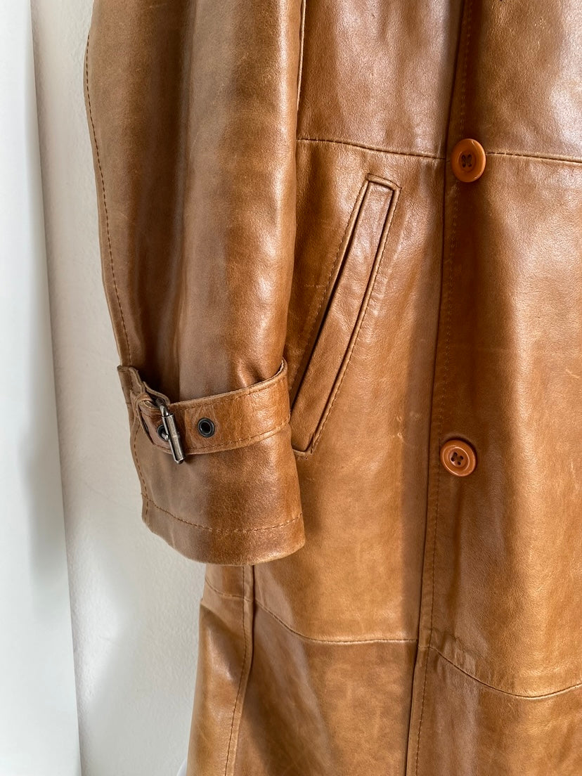 Tailored trench coat in genuine leather