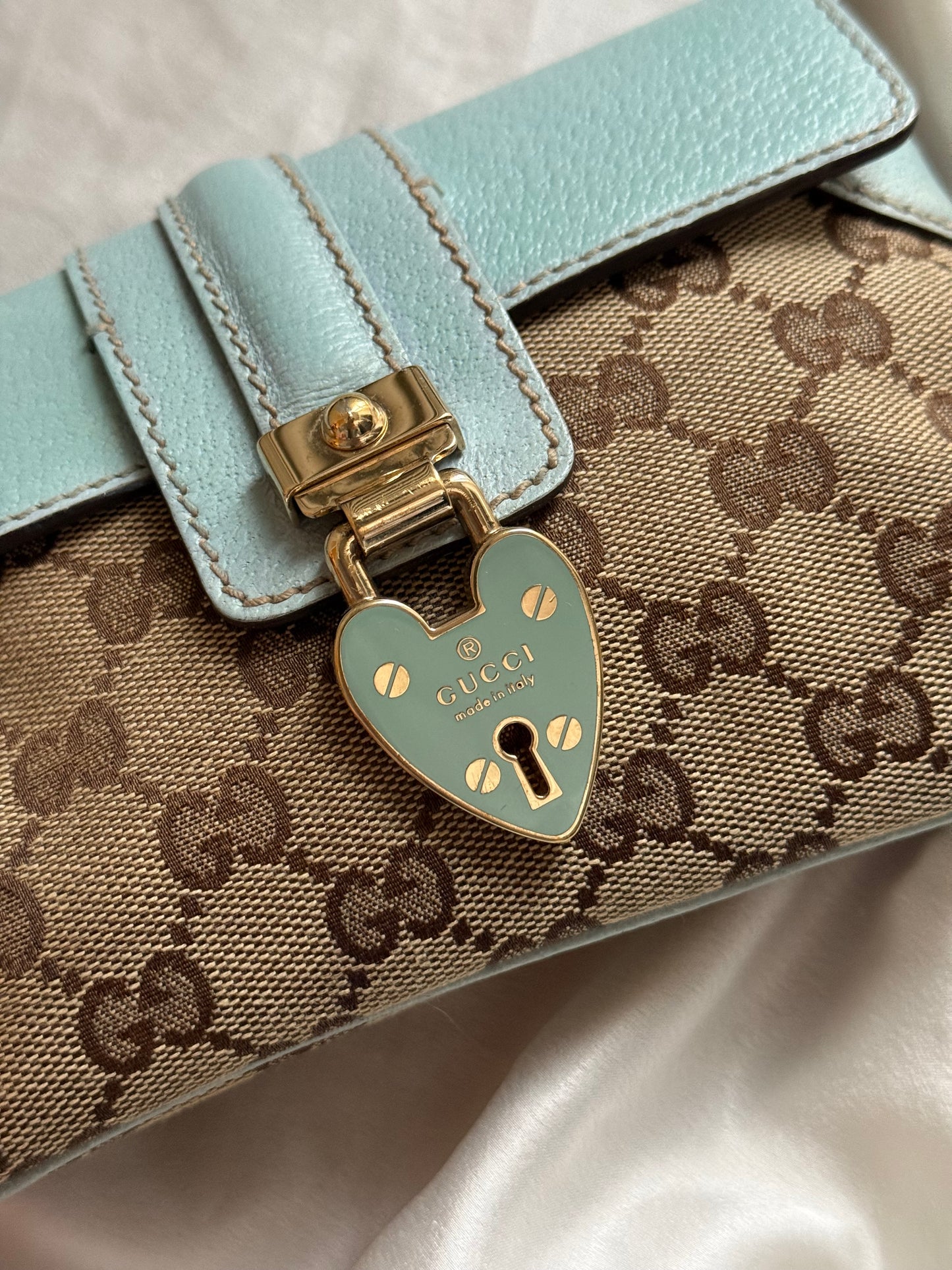 Gucci pochette monogram heartlock light blue
