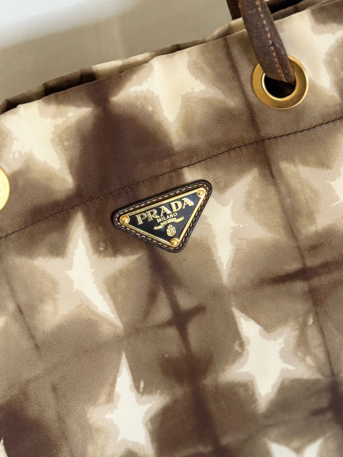 Prada shopping tote stars