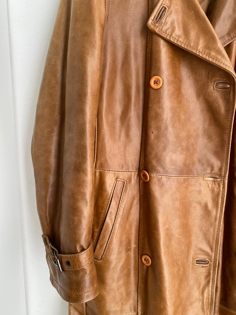 Tailored trench coat in genuine leather