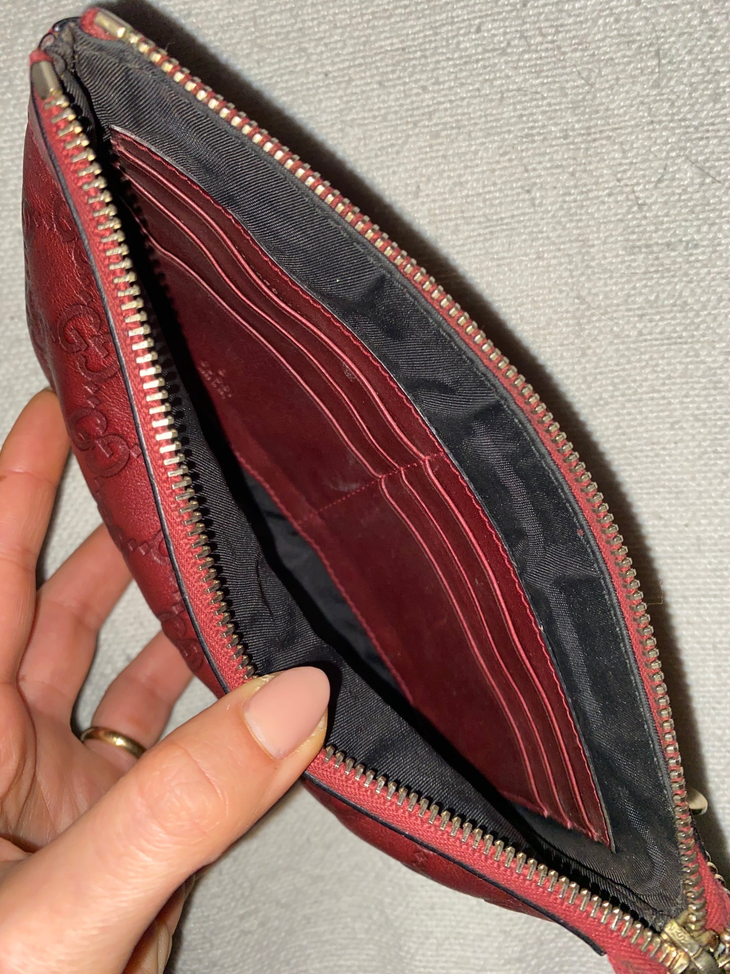 Gucci clutch bag in burgundy with ruby ​​reflections