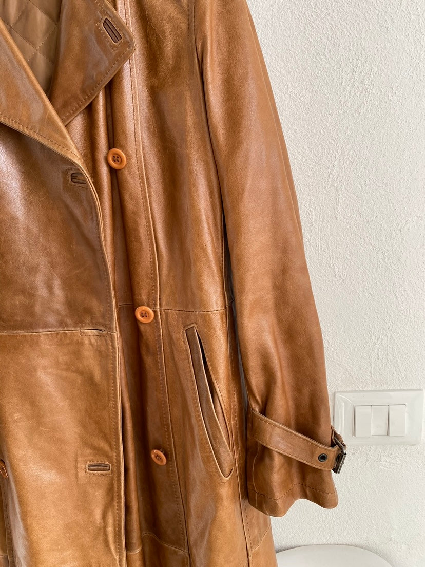 Tailored trench coat in genuine leather