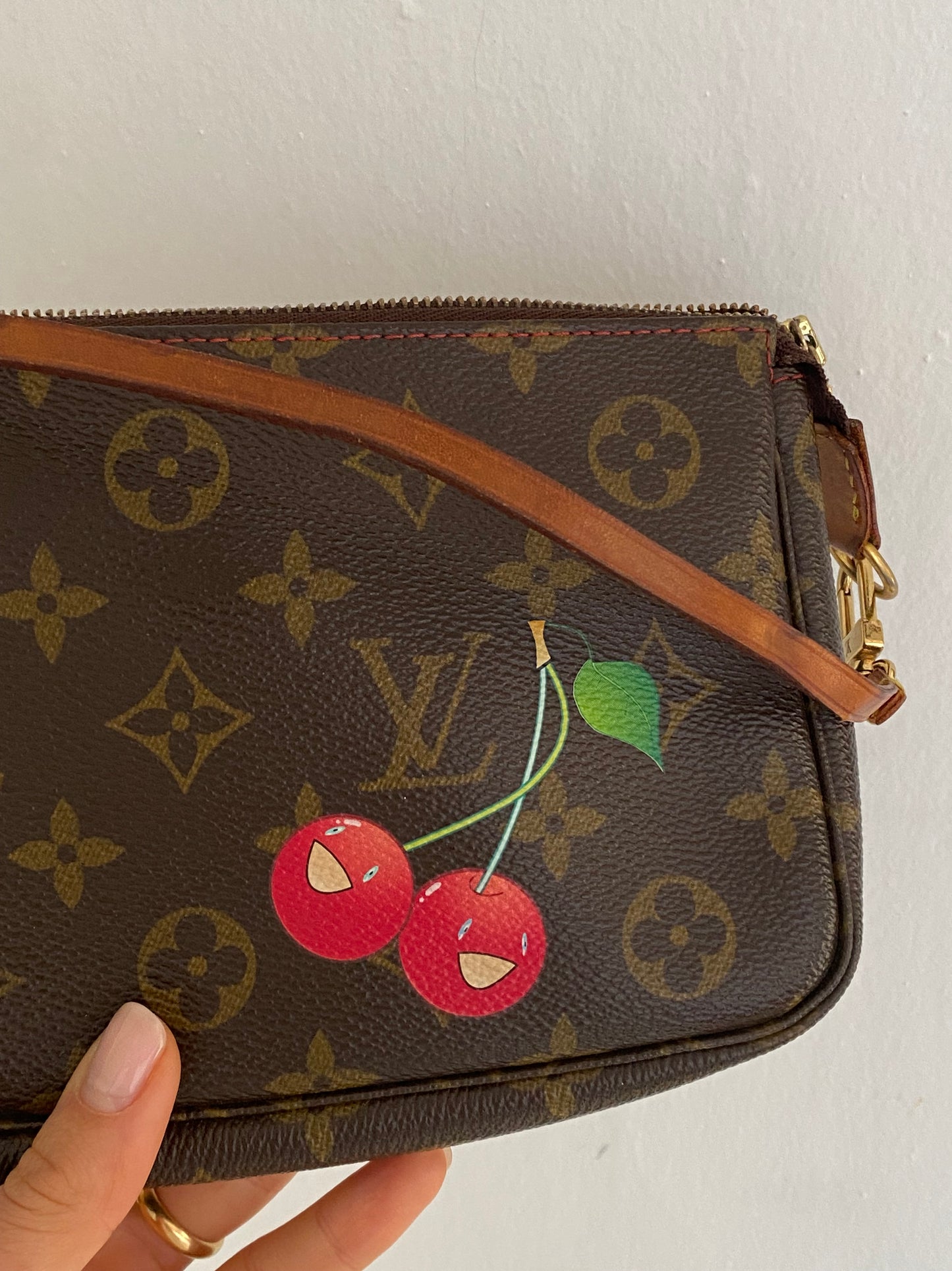 Louis Vuitton pouch accessoire cerises