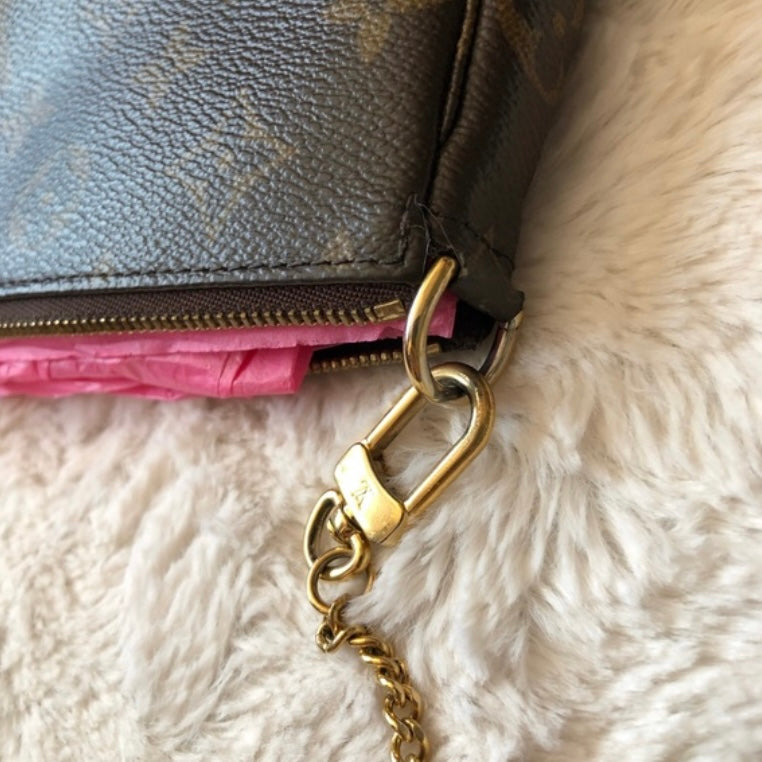 Louis Vuitton mini pochette accessoire monogram excellent condition
