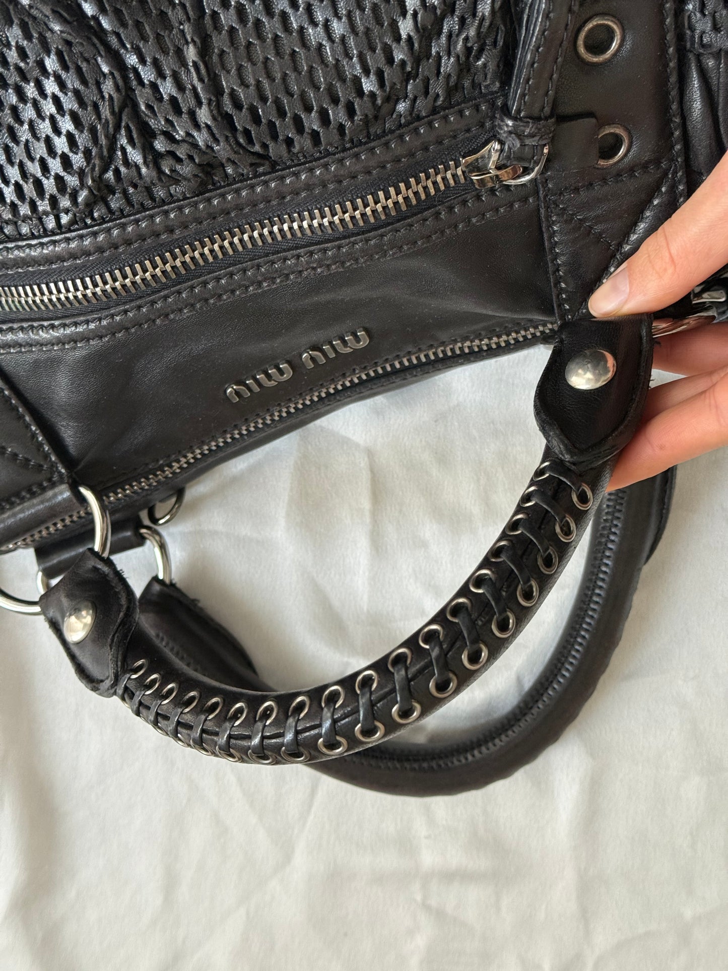 Miu Miu pelle perforata nera