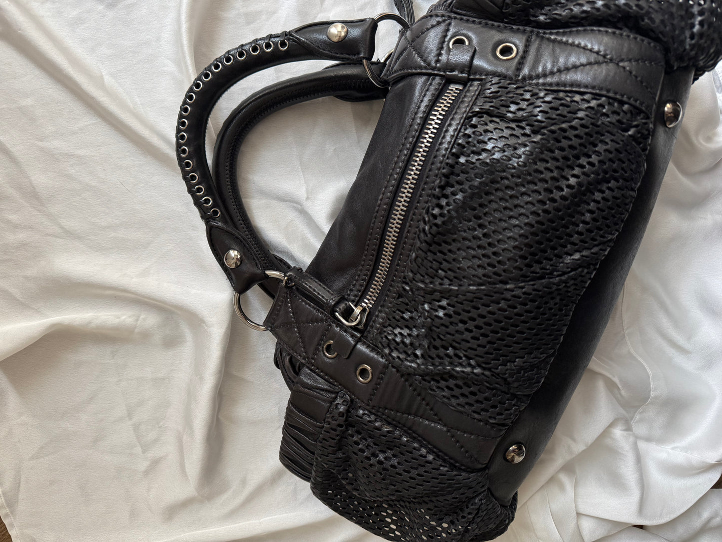 Miu Miu pelle perforata nera