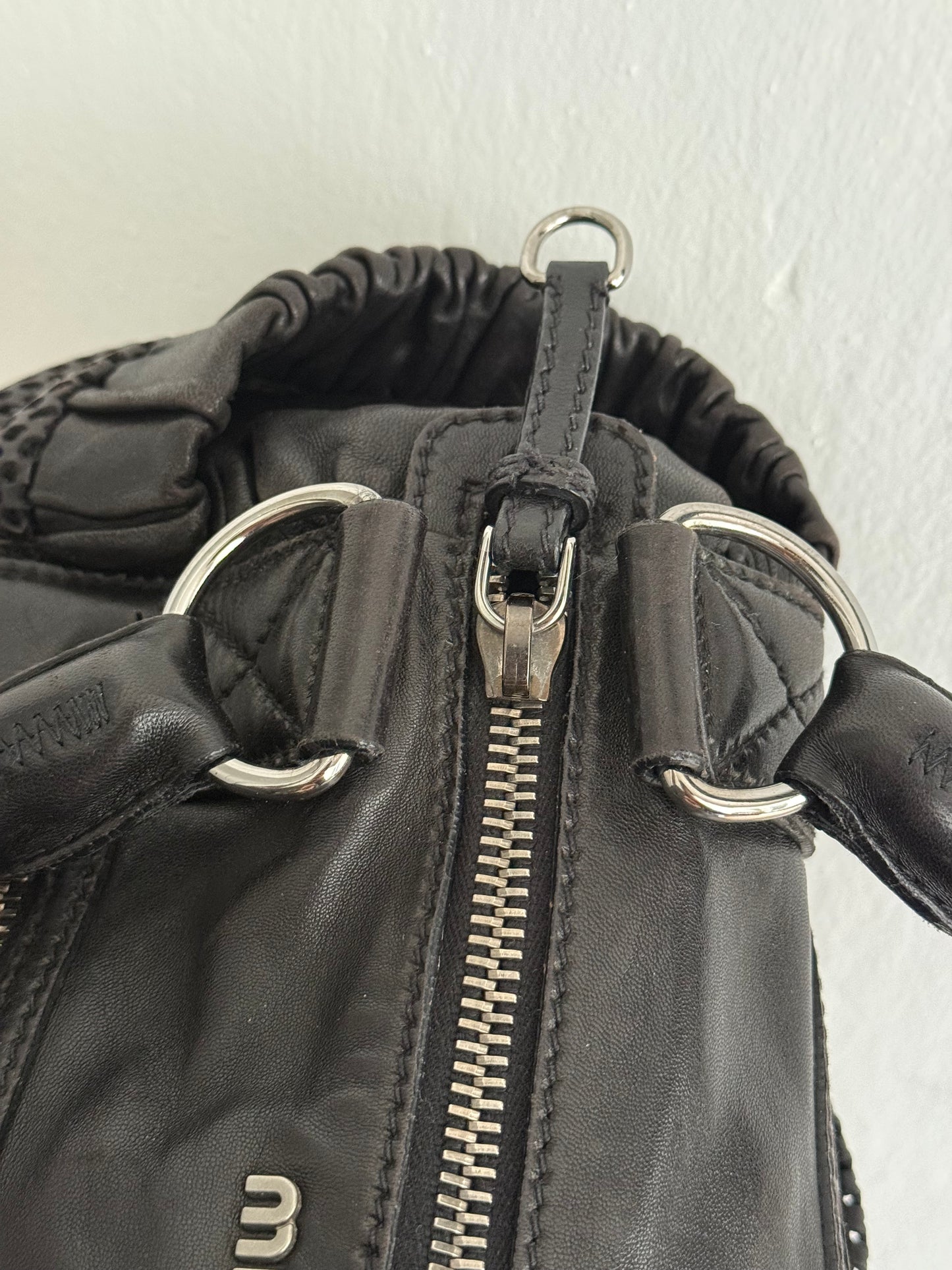Miu Miu pelle perforata nera