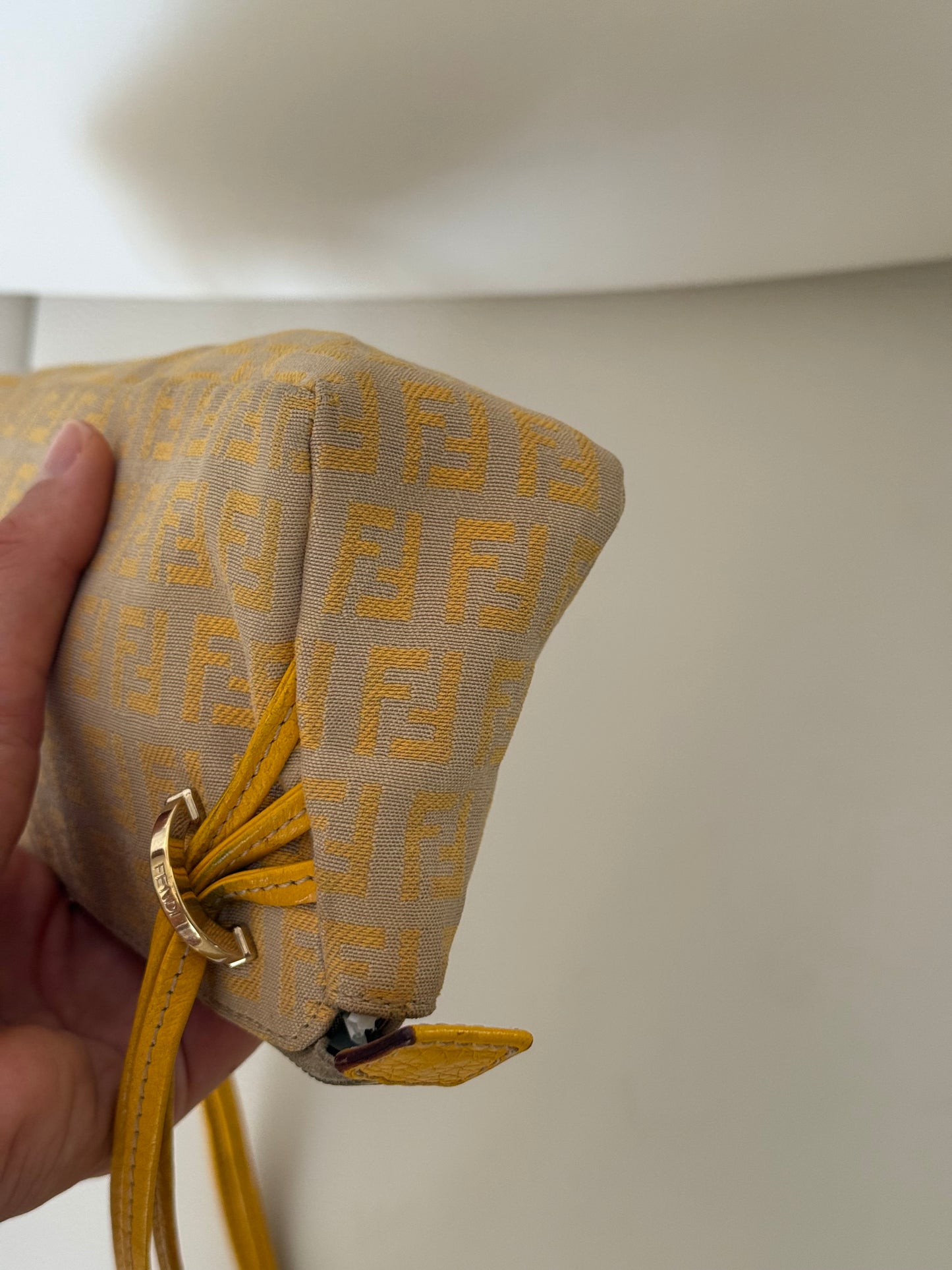 Fendi pochette gold charm triplo manico giallo e beige