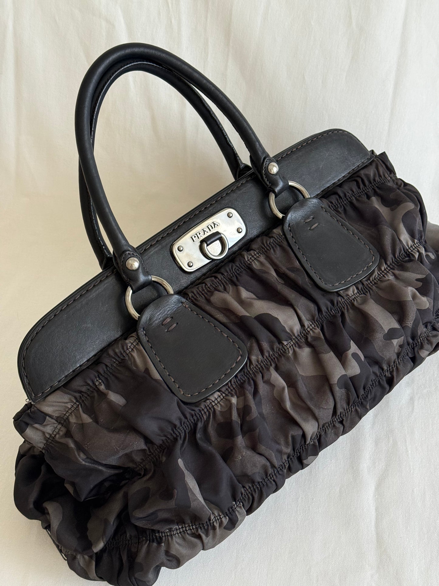 Prada shopping camo fumo