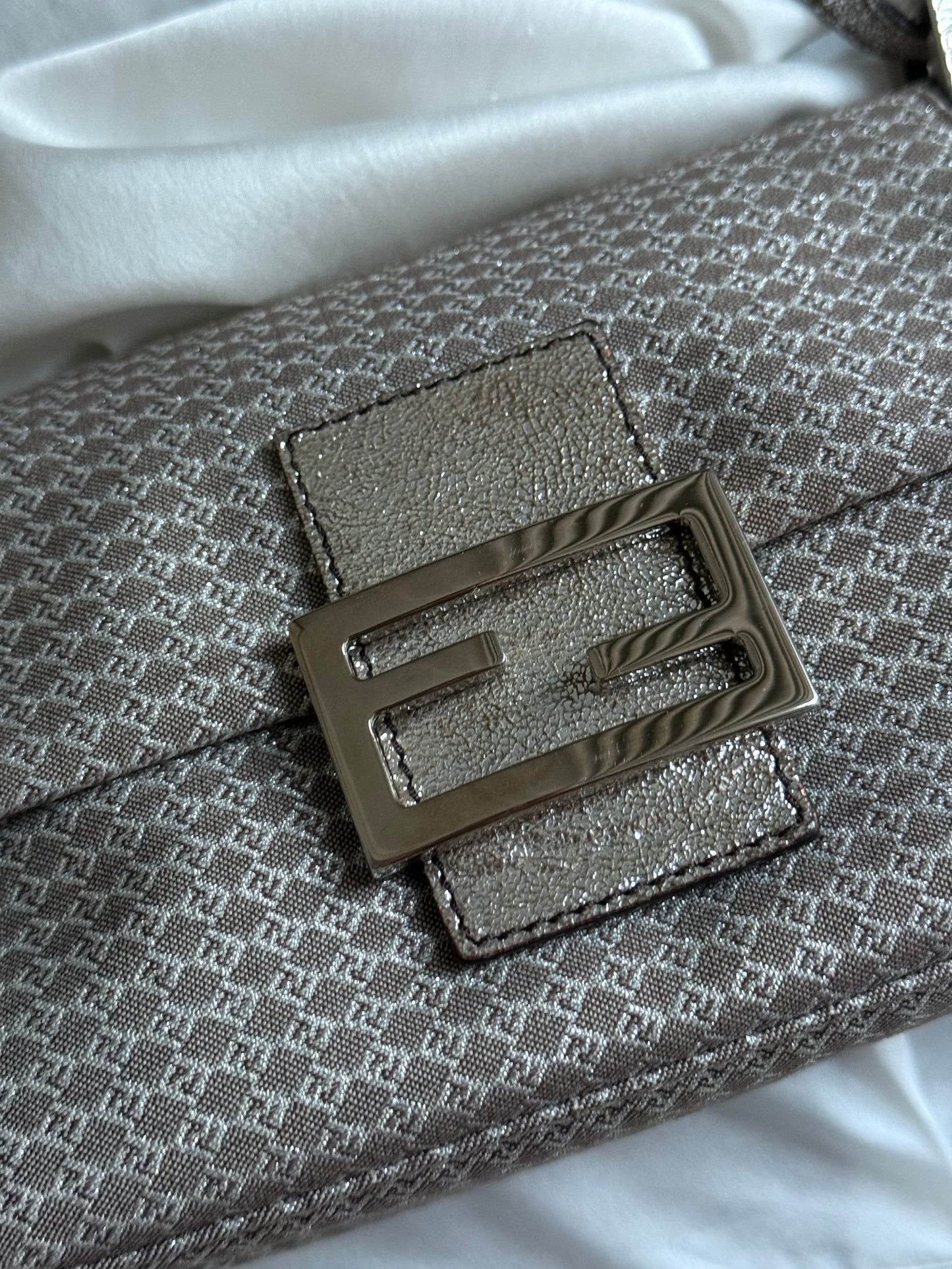 Fendi mini mamma baguette monogram argento