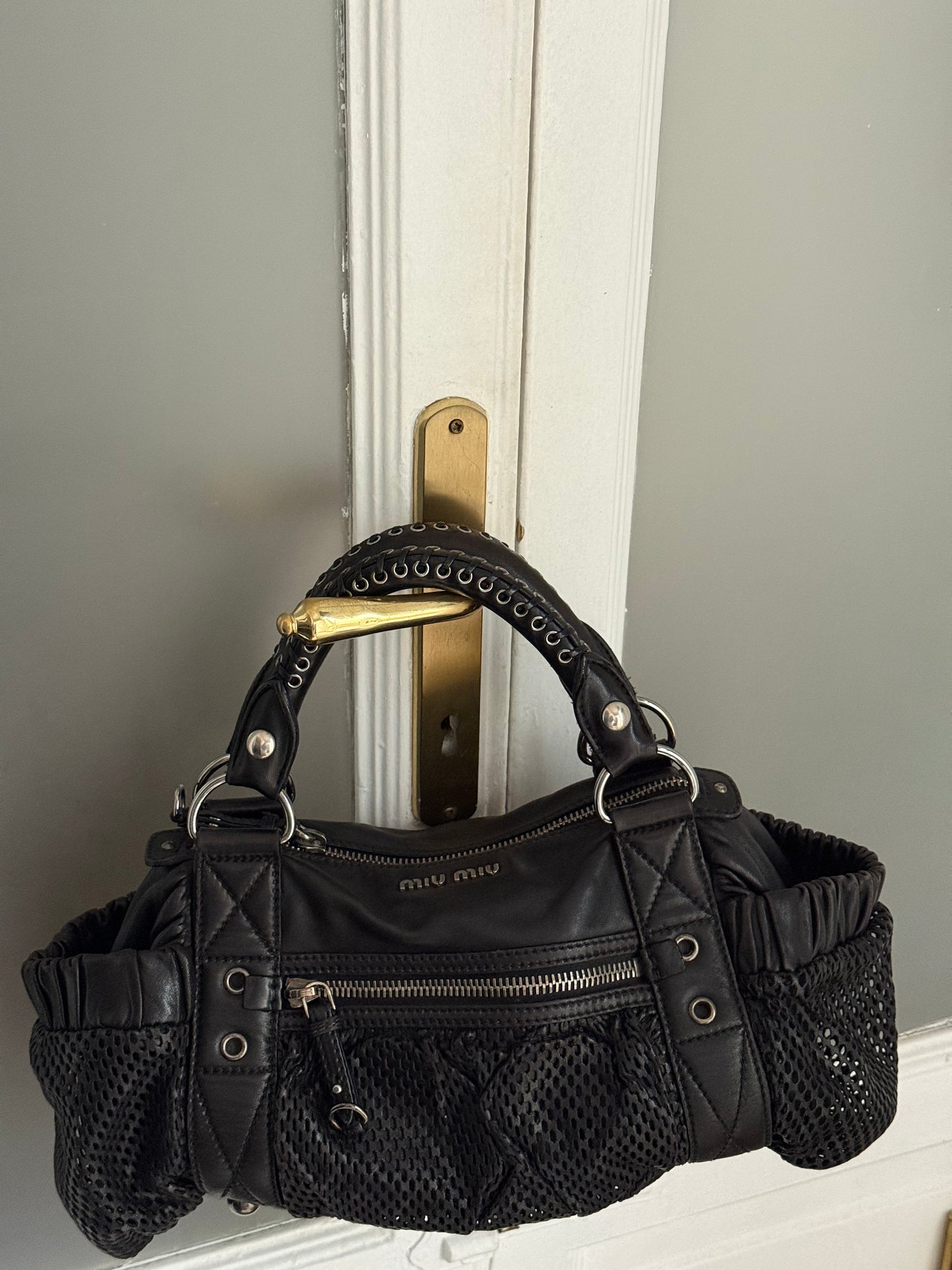 Miu Miu pelle perforata nera