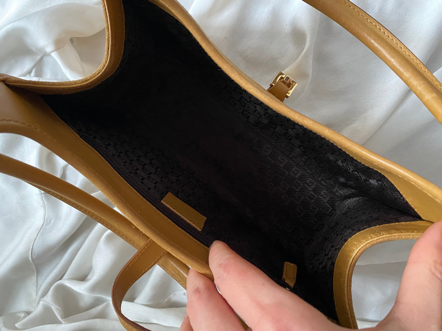 Gucci bardot small in suede