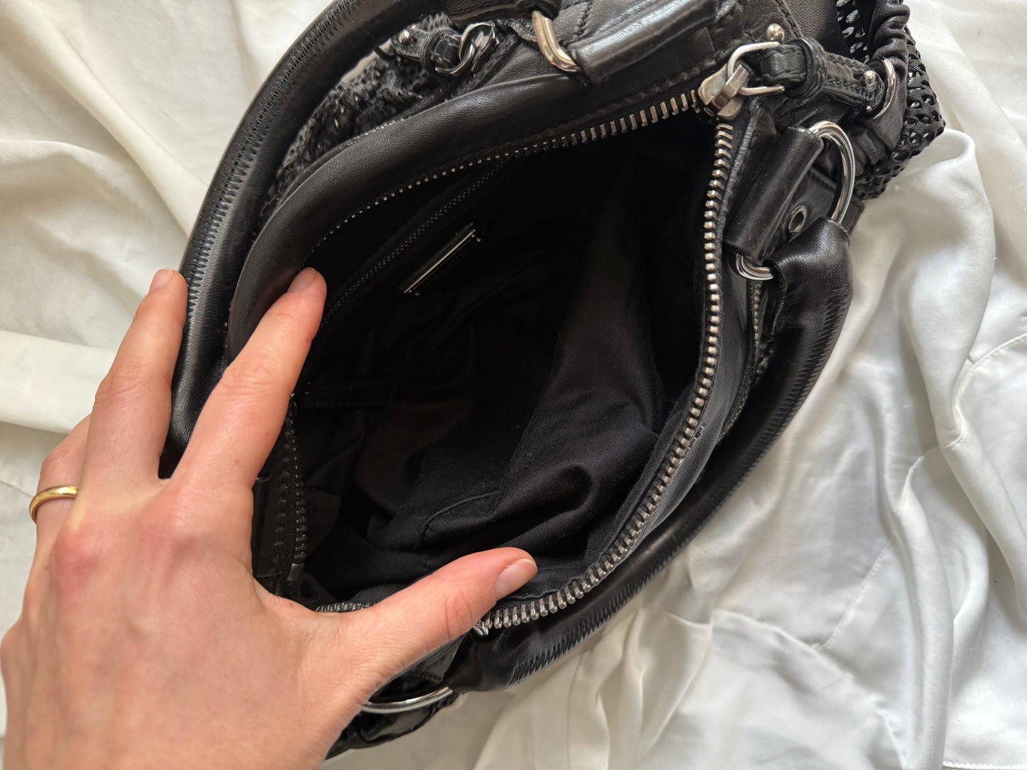 Miu Miu pelle perforata nera