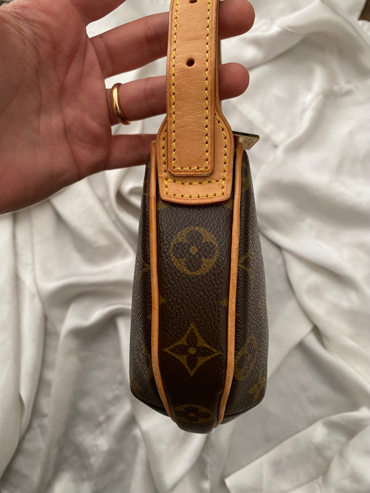Louis Vuitton croissant pm