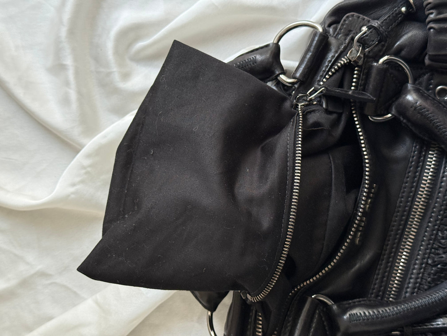 Miu Miu pelle perforata nera