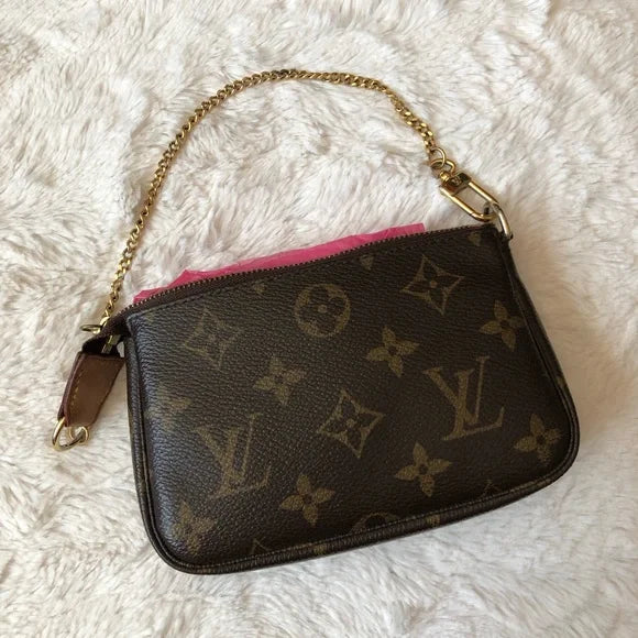 Louis Vuitton mini pochette accessoire monogram excellent condition