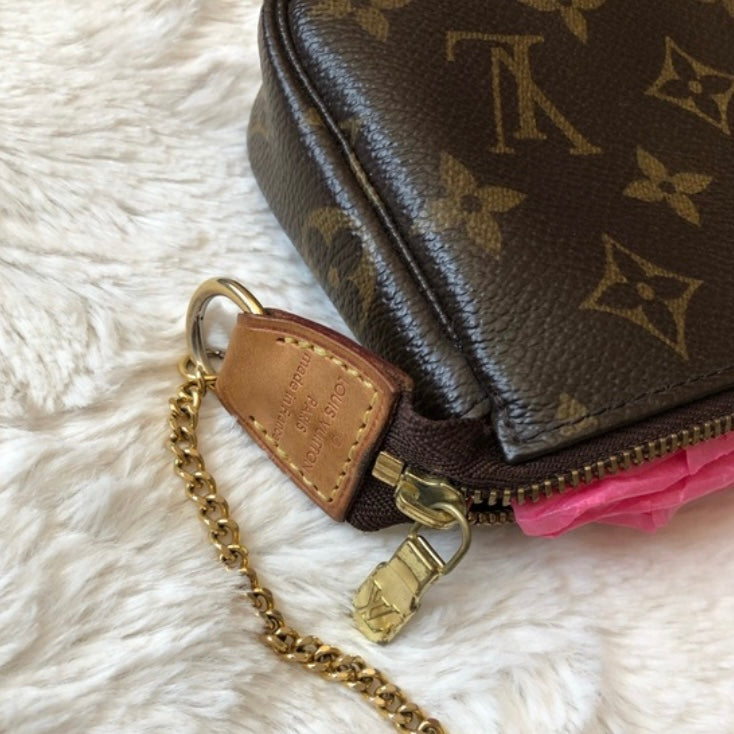 Louis Vuitton mini pochette accessoire monogram excellent condition