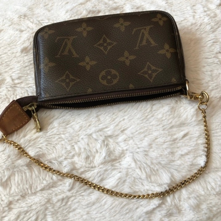 Louis Vuitton mini pochette accessoire monogram excellent condition