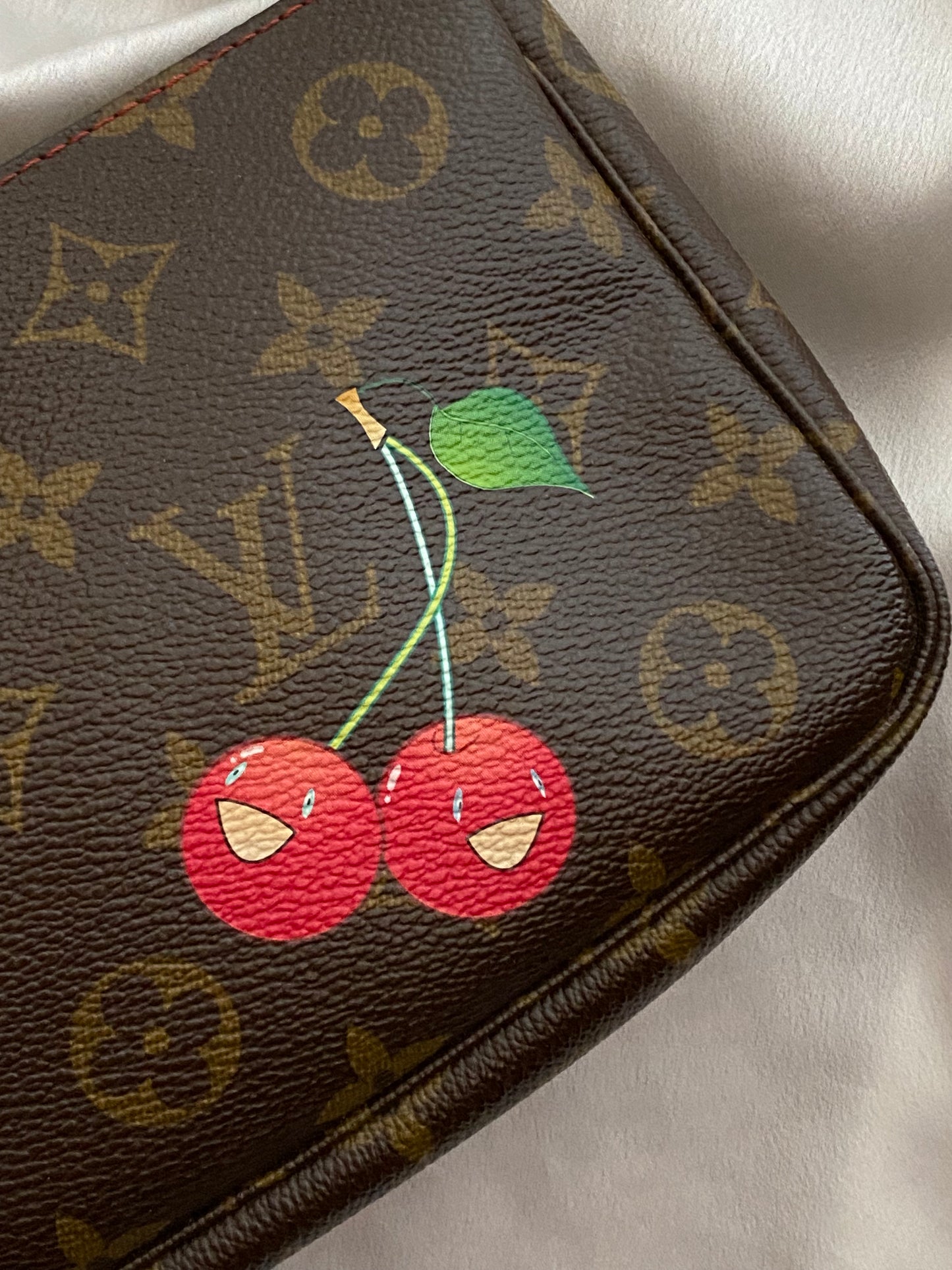 Louis Vuitton pouch accessoire cerises