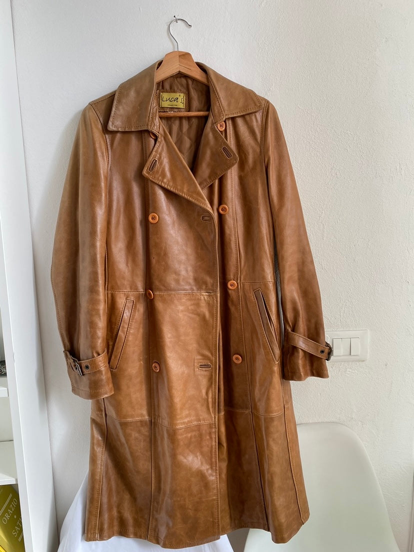Tailored trench coat in genuine leather