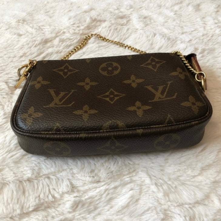Louis Vuitton mini pochette accessoire monogram excellent condition