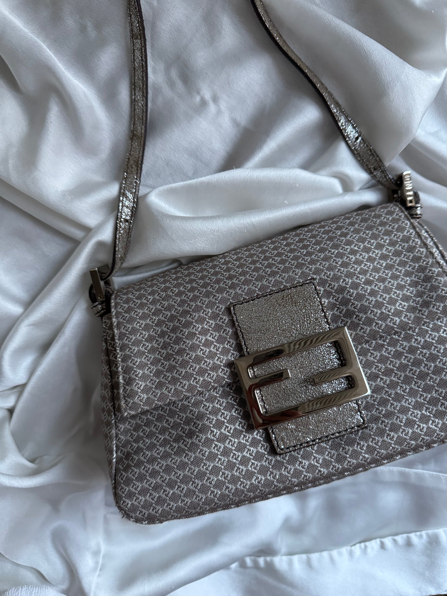 Fendi mini mamma baguette monogram argento