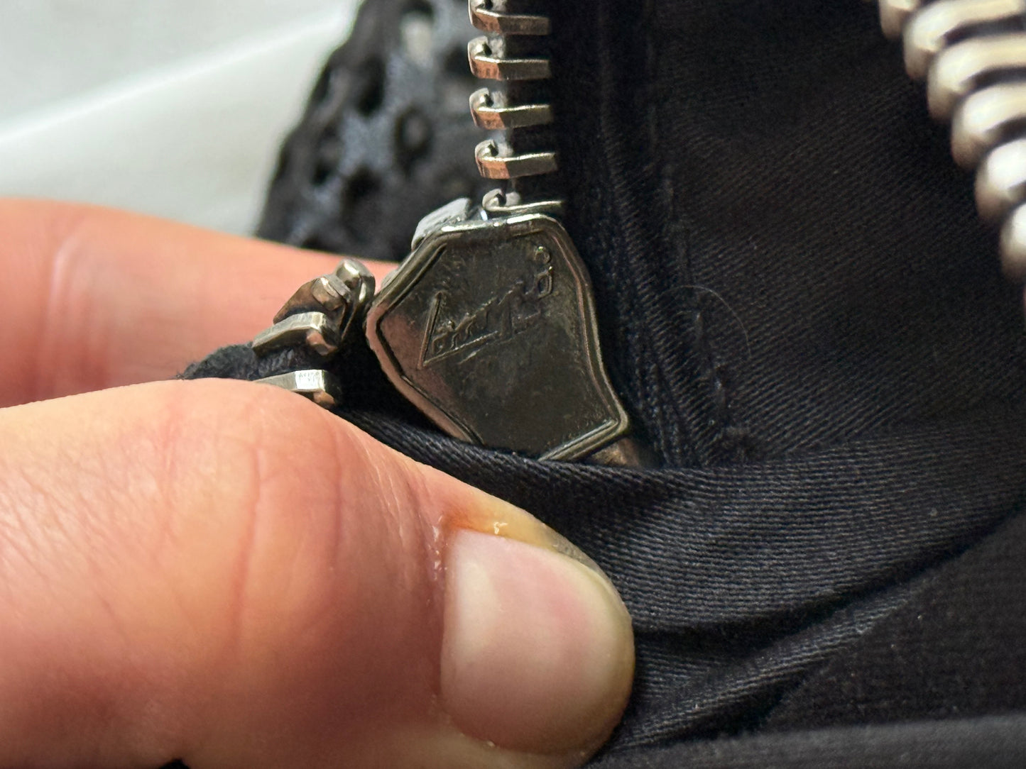 Miu Miu pelle perforata nera