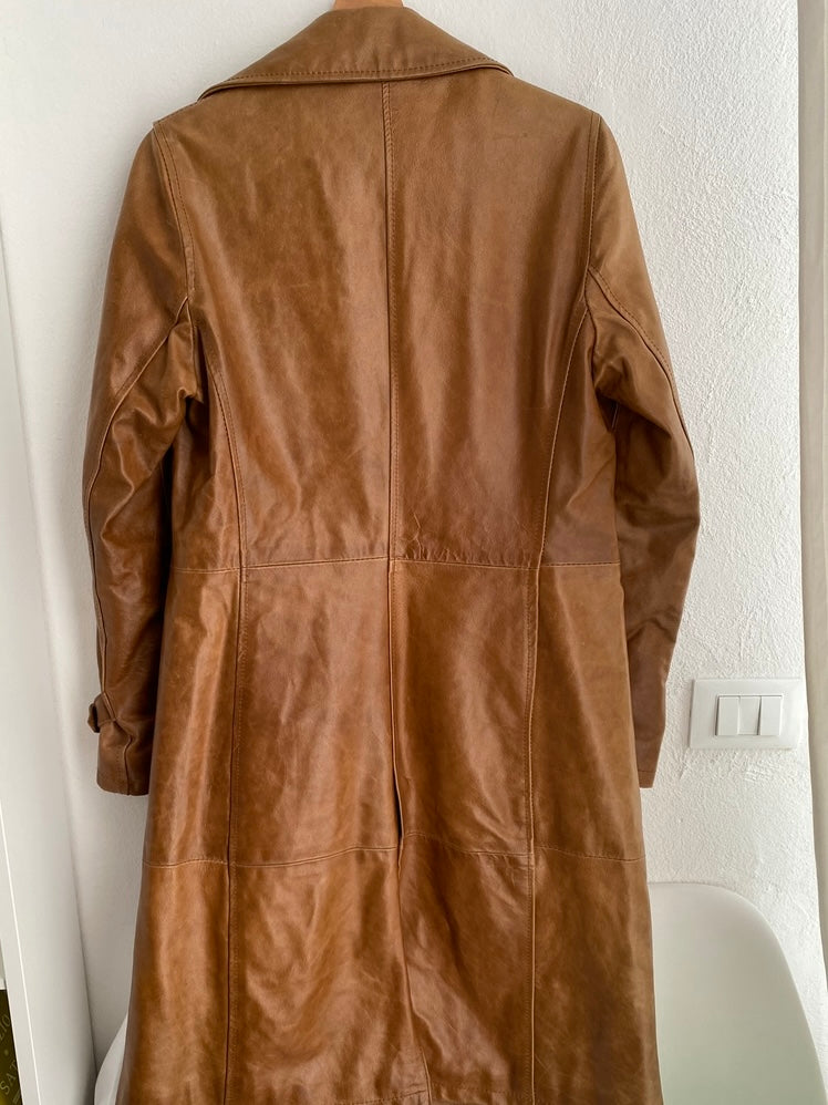 Tailored trench coat in genuine leather