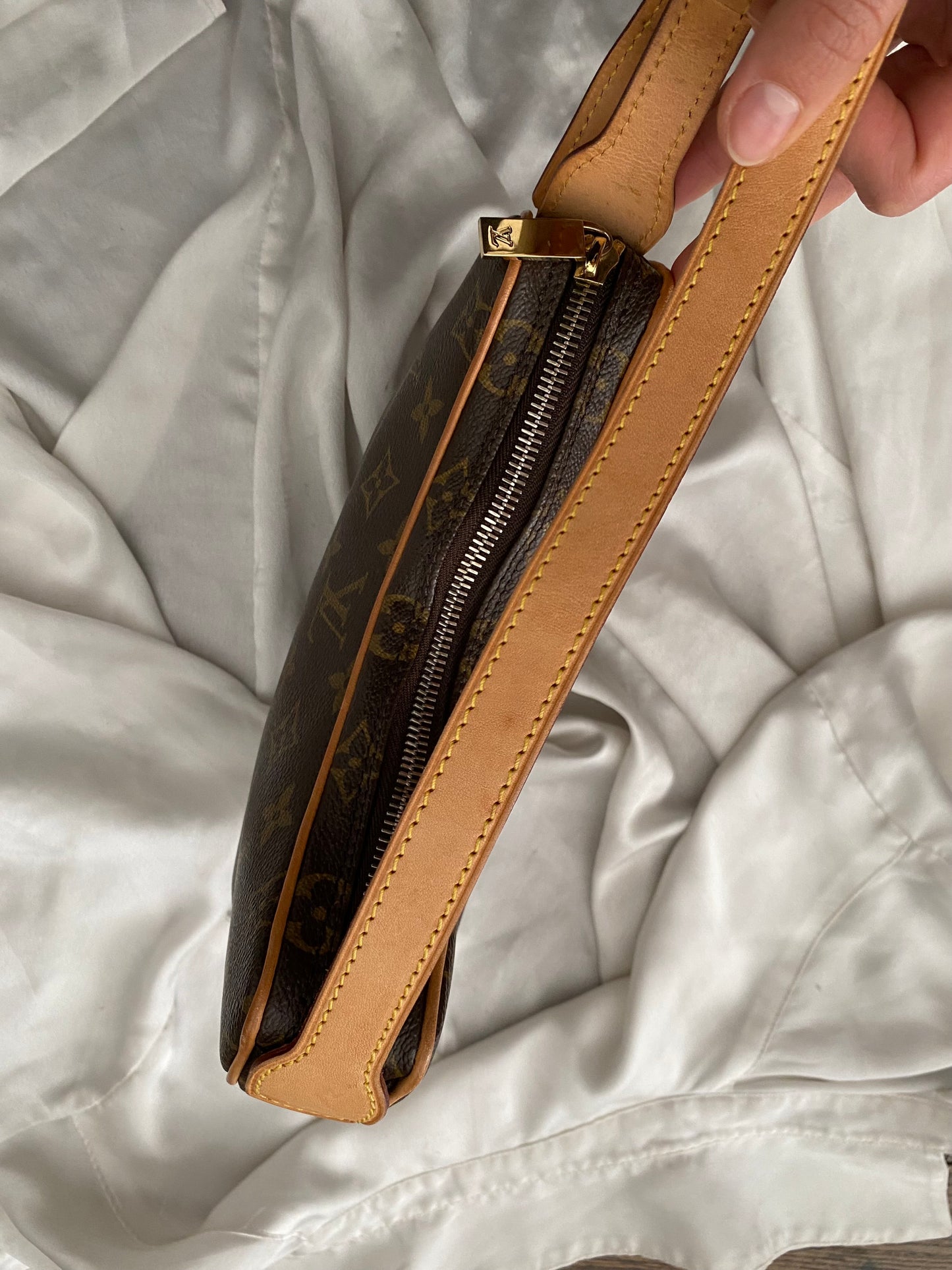 Louis Vuitton croissant pm